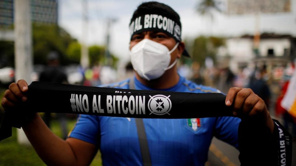 В Сальвадоре начались протесты против легализации биткоина
