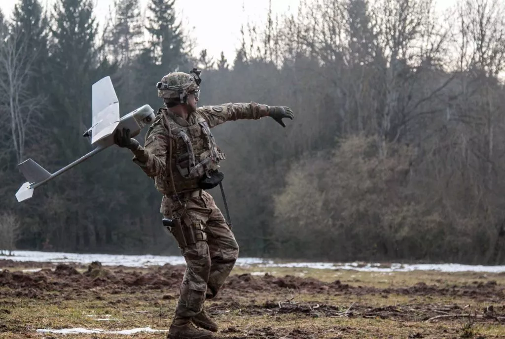 Американский военный запускает RQ-11B RAVEN