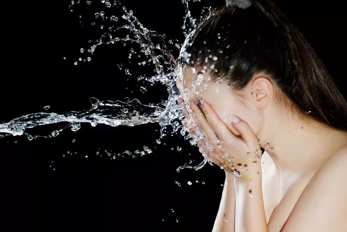 woman_washing_face_shower (1)